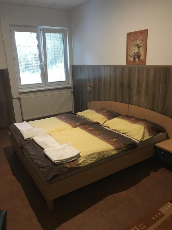 Batavya Penzion Topoľčany エクステリア 写真