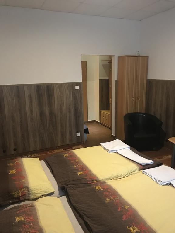 Batavya Penzion Topoľčany エクステリア 写真