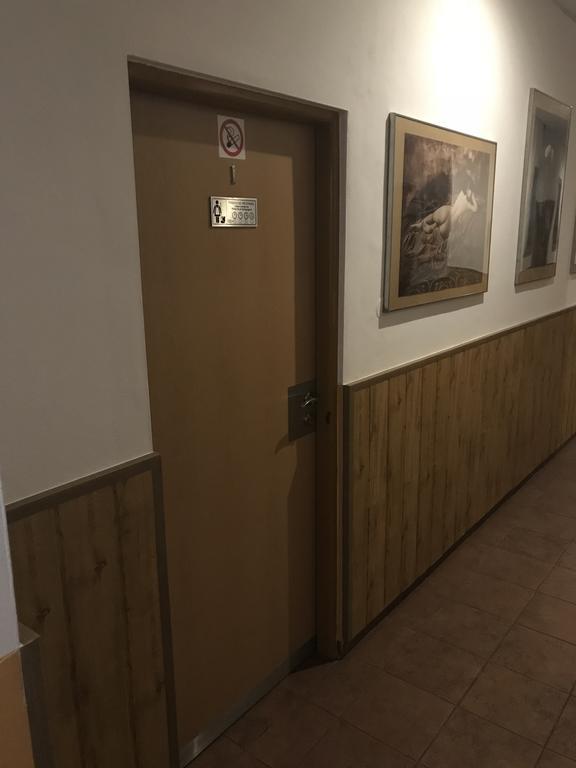 Batavya Penzion Topoľčany エクステリア 写真